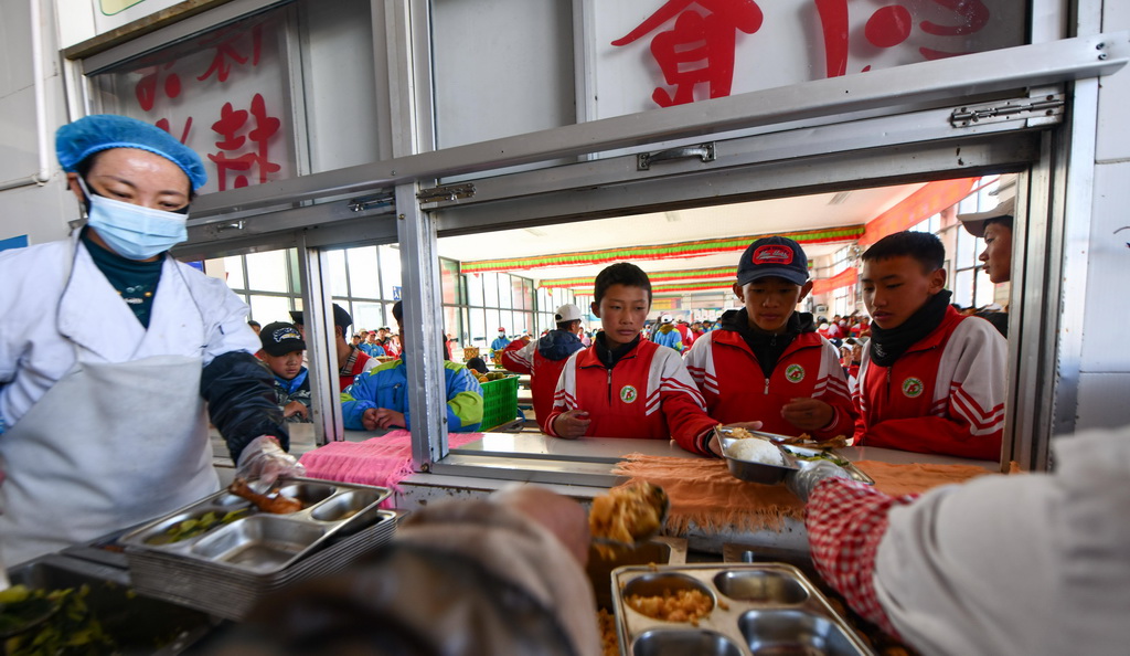 当雄县中学的学生在学校食堂打午饭（11月10日摄）。新华社记者 晋美多吉 摄