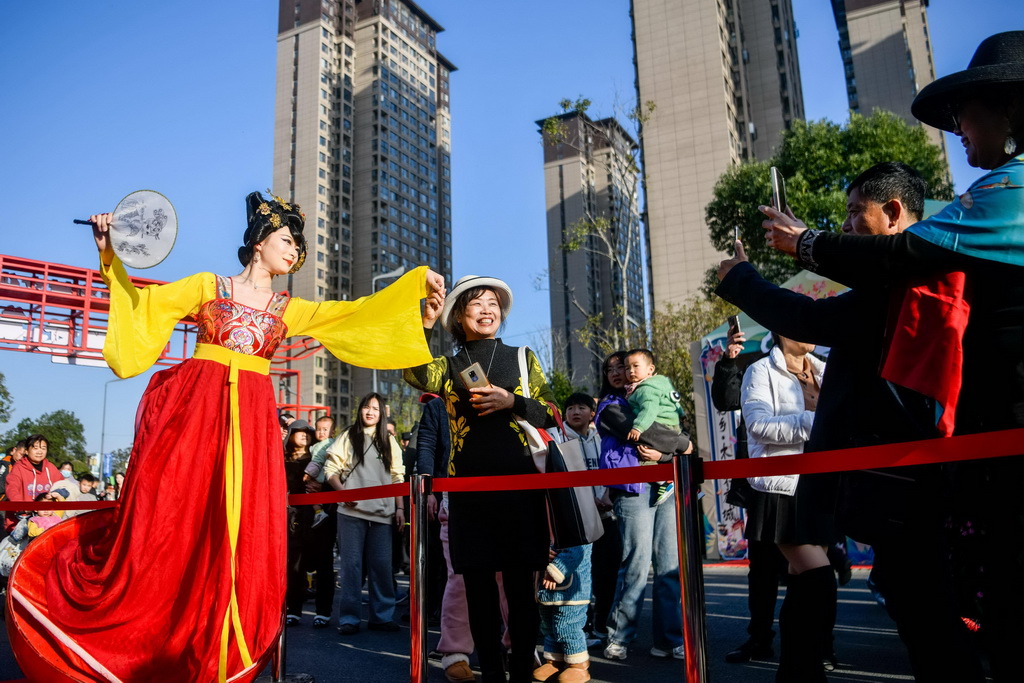 11月17日，在第四届荆楚乡村文化旅游节集市上，游客在观看表演。