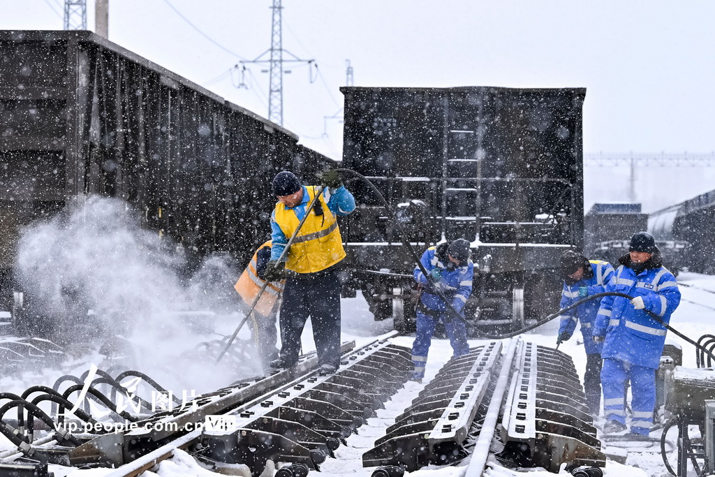 11月17日，牡丹江电务段作业人员在牡丹江西场除雪作业。