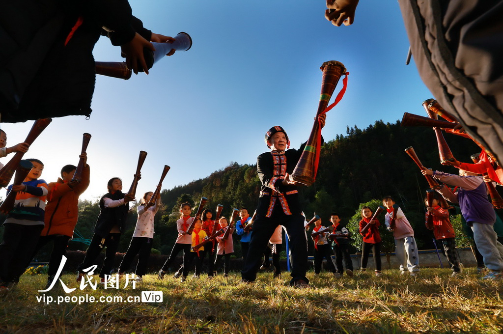 2023年11月17日，在恭城瑶族自治县观音乡水滨小学，年过八旬的吹笙挞鼓舞非遗传承人蒋礼发舞动手中的长鼓，教孩子们学习吹笙挞鼓舞。这已是他连续14年免费传承吹笙挞鼓舞了。