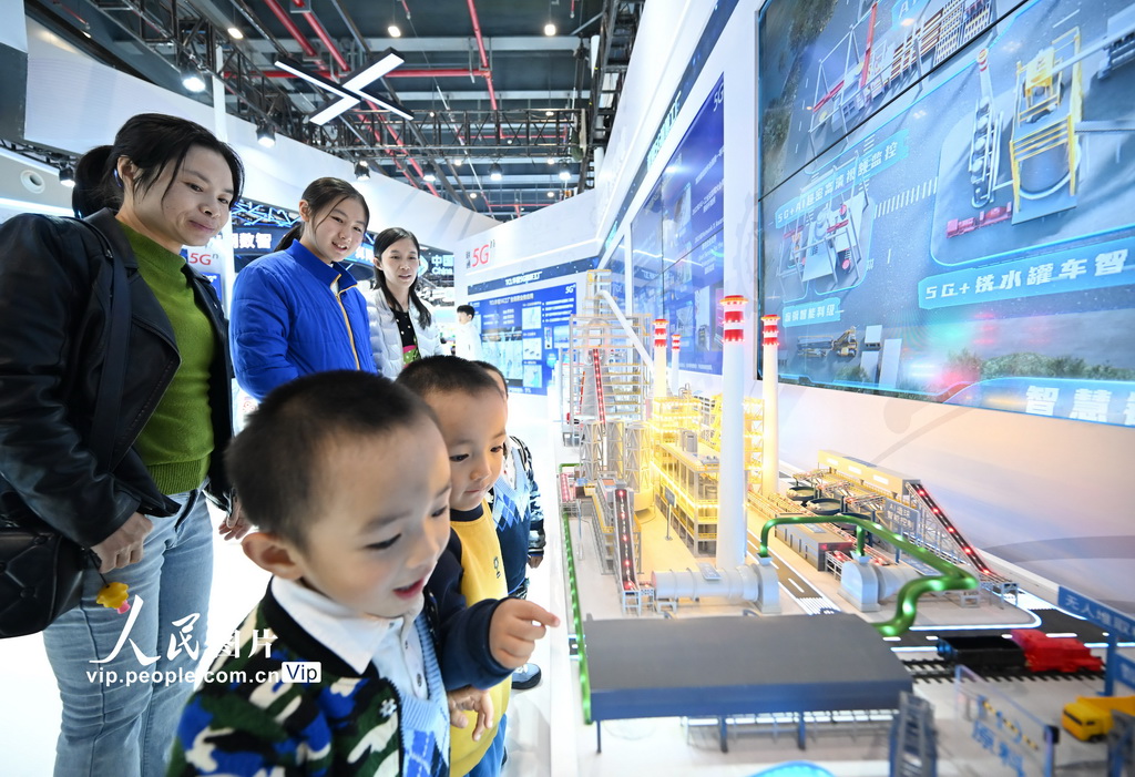 11月19日，市民在了解5G虚拟数字工厂。