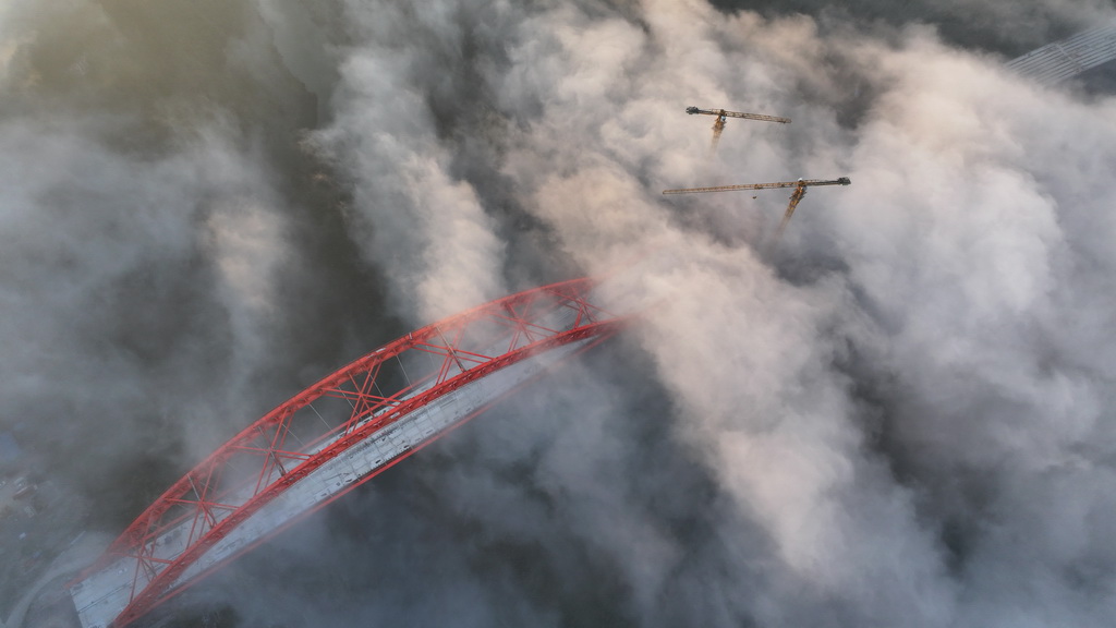 这是11月20日拍摄的建设中的�舅�河特大桥（无人机照片）。