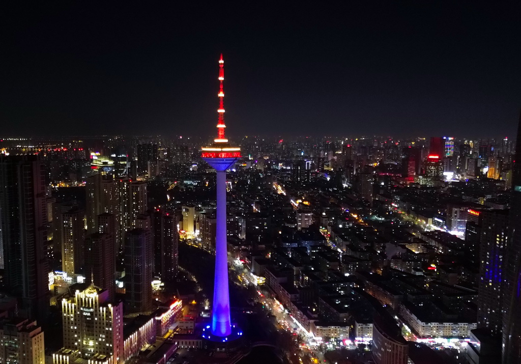 11月20日，沈陽市遼寧廣播電視塔為世界兒童日亮燈（無人機照片）。新華社記者 陳為 攝