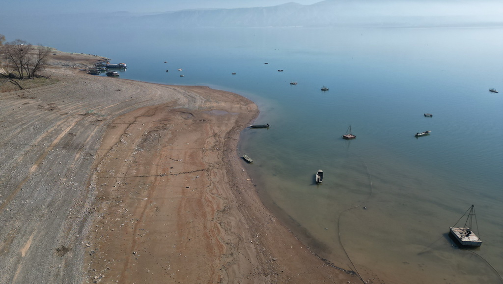 11月20日拍摄的大片河滩裸露的甘肃刘家峡水库（无人机照片）。