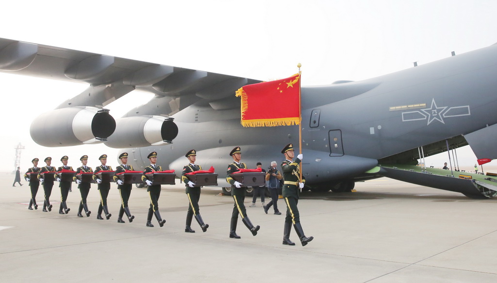11月23日，在韓國仁川國際機場，中國人民解放軍禮兵准備護送烈士棺槨登上解放軍空軍專機。新華社記者 姚琪琳 攝