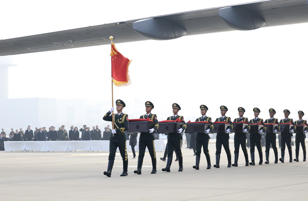 11月23日，在韓國仁川國際機場，中國人民解放軍禮兵准備護送烈士棺槨登上解放軍空軍專機。新華社記者 曹燦 攝