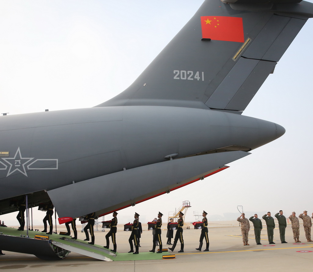11月23日，在韓國仁川國際機場，中國人民解放軍禮兵護送烈士棺槨登上解放軍空軍專機。新華社記者 姚琪琳 攝