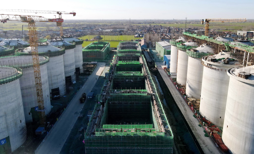 11月26日在河北省唐山市丰润区拍摄的粮食安全应急储备及食品深加工全链化综合生产基地项目建设工地（无人机照片）。