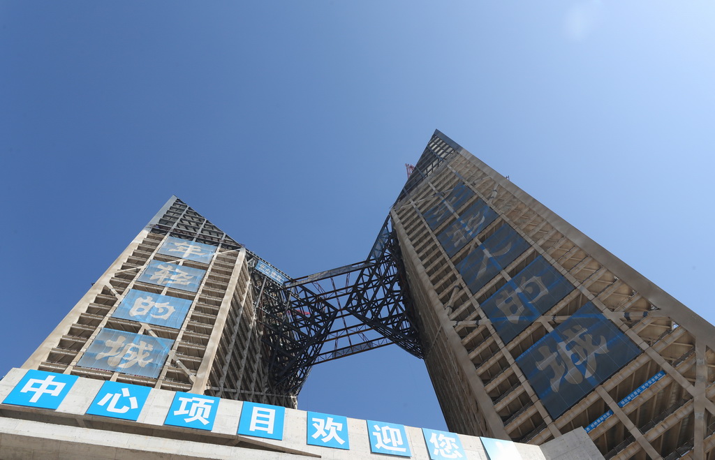 11月29日拍摄的钢结构锥体提升完成的西岛中银金融中心项目南北塔楼。
