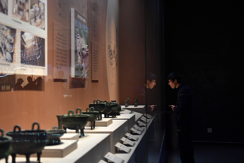 12月1日，觀眾在長沙博物館“晉國霸業——山西出土兩周文物精華展”參觀。