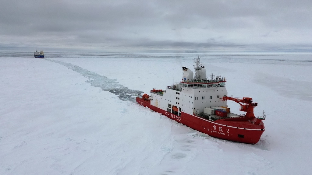 “雪龍2”號和“天惠”輪正在穿越浮冰區