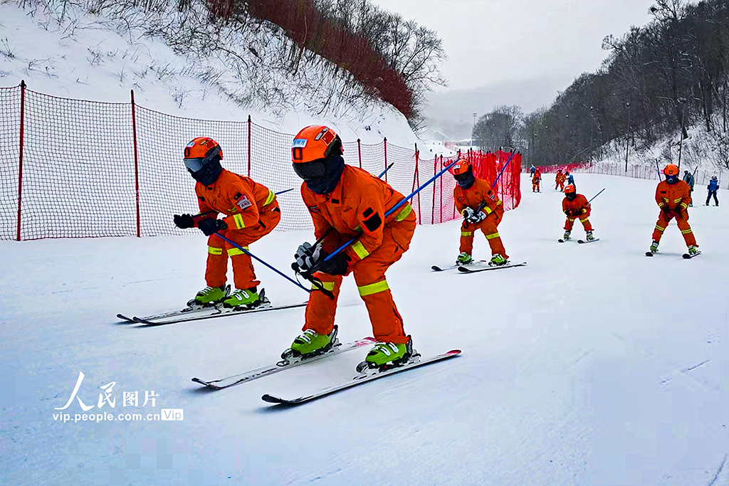 黑龍江哈爾濱森林消防開展雪域救援技術培訓