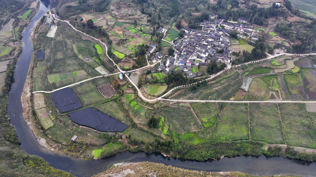 12月9日拍攝的黃平縣一碗水鄉印地壩村（無人機照片）。新華社記者 楊楹 攝
