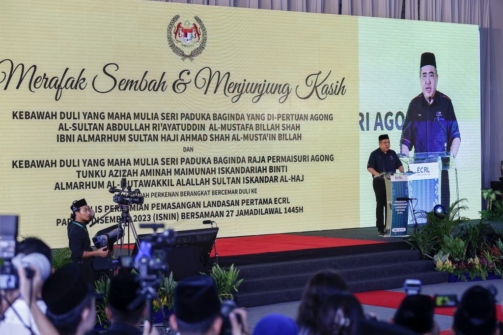 12月11日，在馬來西亞彭亨州首府關丹市，馬來西亞交通部長陸兆福在啟動儀式上致辭。新華社發（張紋綜攝）