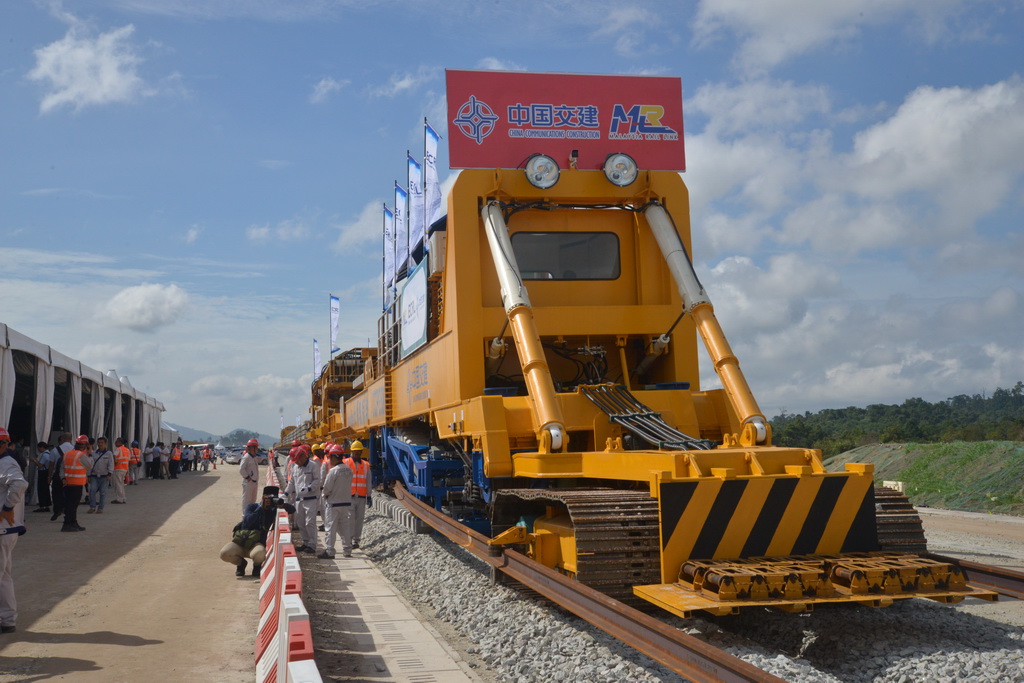 這是12月11日在馬來西亞彭亨州首府關丹市拍攝的馬來西亞東海岸鐵路（馬東鐵）項目軌道工程啟動儀式現場。新華社發（許馨予攝）