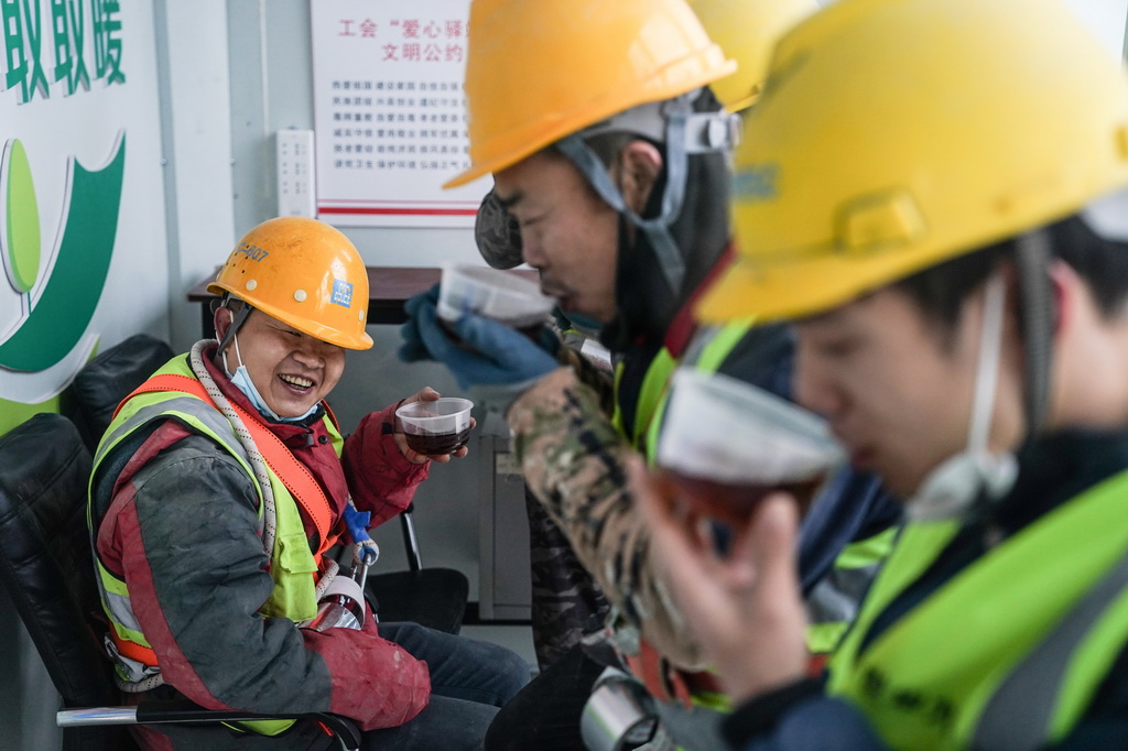 12月12日，在位於北京市海澱區的一處工地上，工人在喝姜茶驅寒。新華社記者 彭子洋 攝