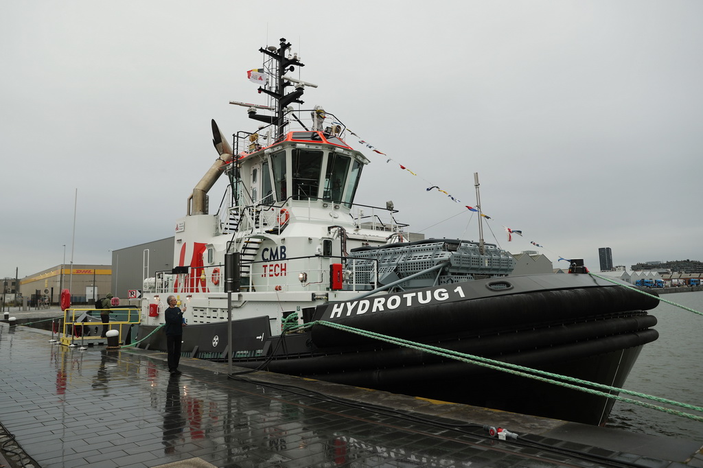 这是12月12日在比利时安特卫普-布鲁日港拍摄的氢动力拖船。