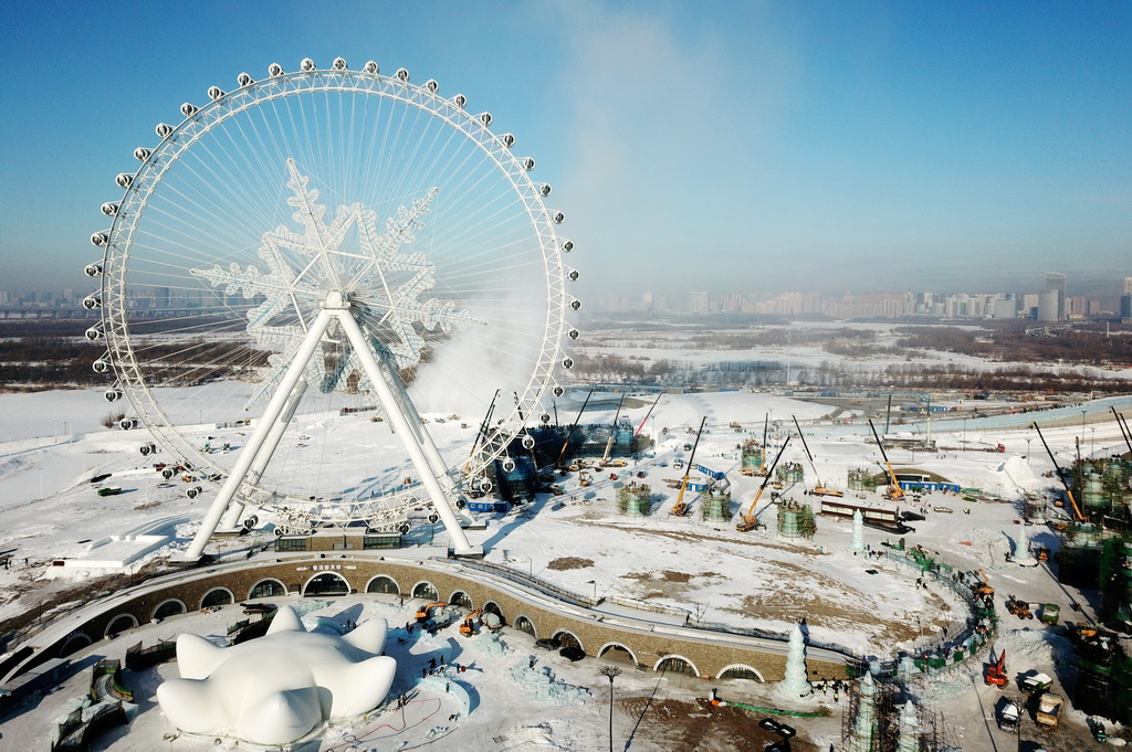 12月12日，工人在哈爾濱冰雪大世界園區建設現場施工（無人機照片）。新華社記者 王建威 攝