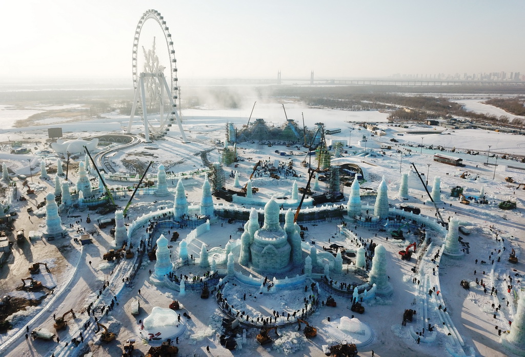 12月14日，工人在哈爾濱冰雪大世界園區建設現場施工（無人機照片）。新華社記者 王建威 攝
