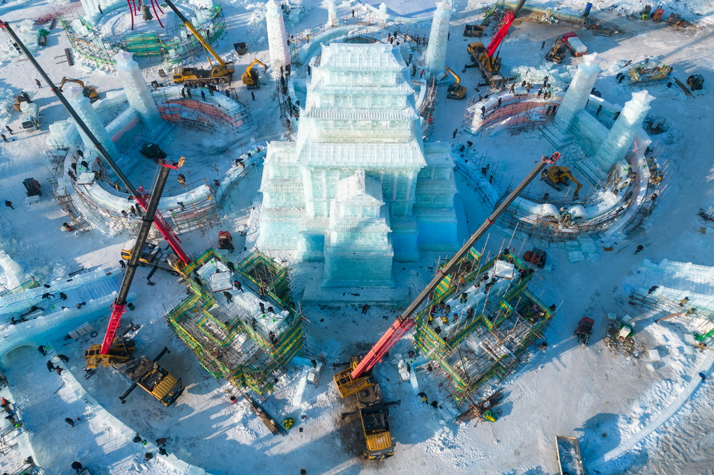 12月14日，工人在哈爾濱冰雪大世界園區建設現場施工（無人機照片）。新華社記者 張濤 攝