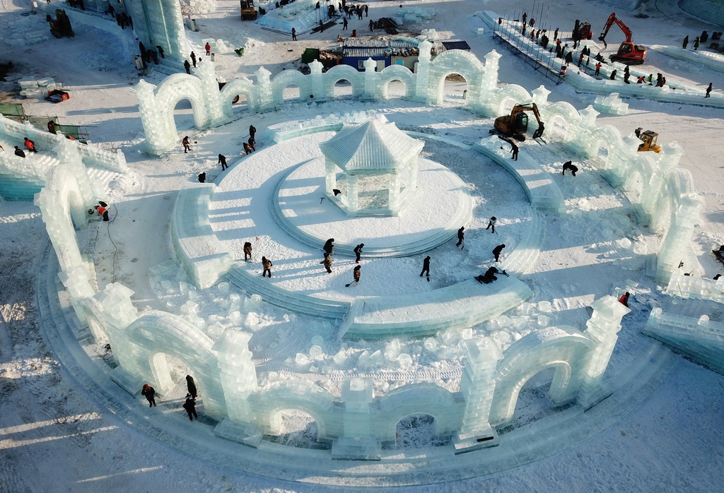 12月14日，工人在哈爾濱冰雪大世界園區建設現場施工（無人機照片）。新華社記者 王建威 攝