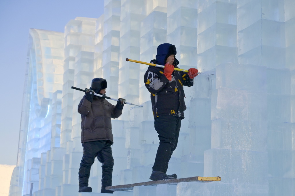 12月14日，工人在哈爾濱冰雪大世界園區建設現場施工。新華社記者 石楓 攝