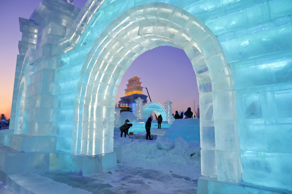 12月14日，工人在哈爾濱冰雪大世界園區建設現場施工。新華社記者 石楓 攝
