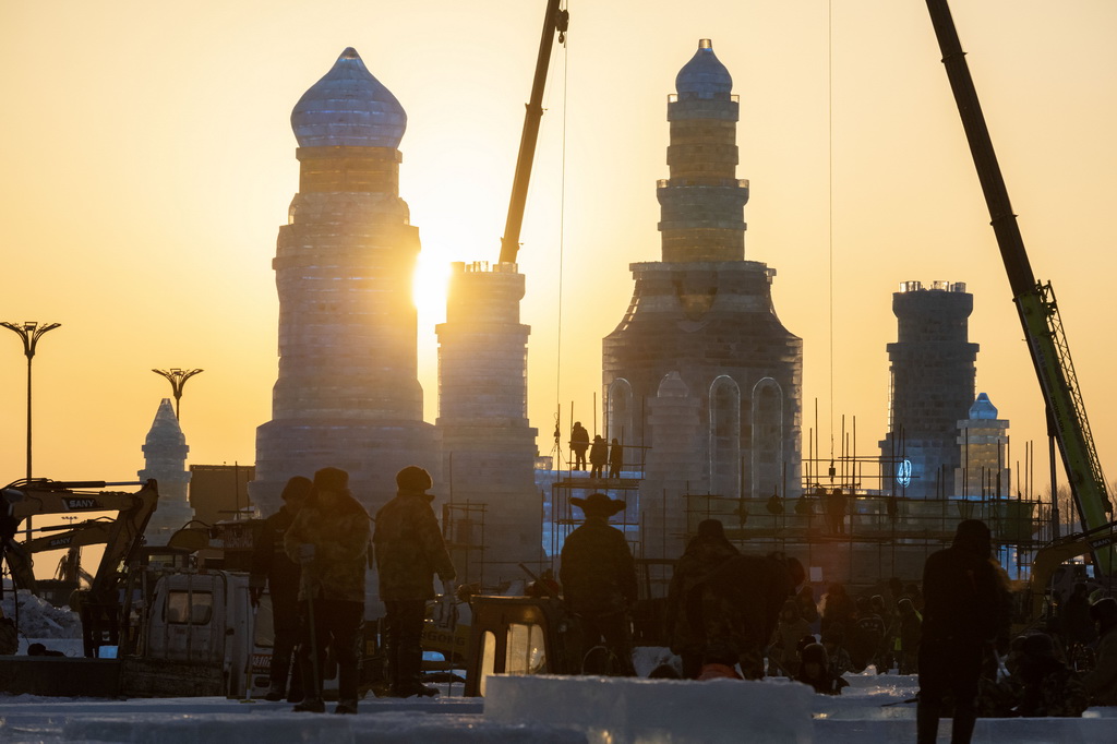 12月14日，工人在哈爾濱冰雪大世界園區建設現場施工。新華社記者 謝劍飛 攝
