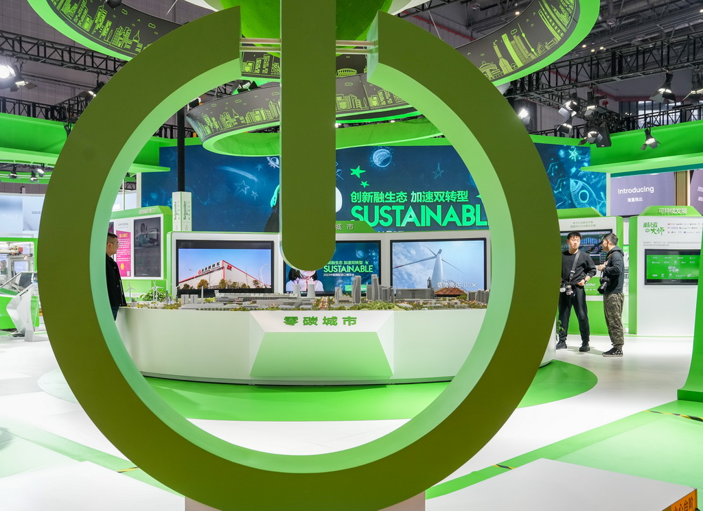 這是第六屆中國國際進口博覽會施耐德電氣展台展出的“零碳城市”願景模型（2023年11月9日攝）。新華社記者 丁汀 攝