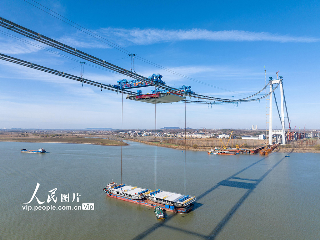 江蘇：龍潭長江大橋進入鋼箱梁吊裝施工新階段