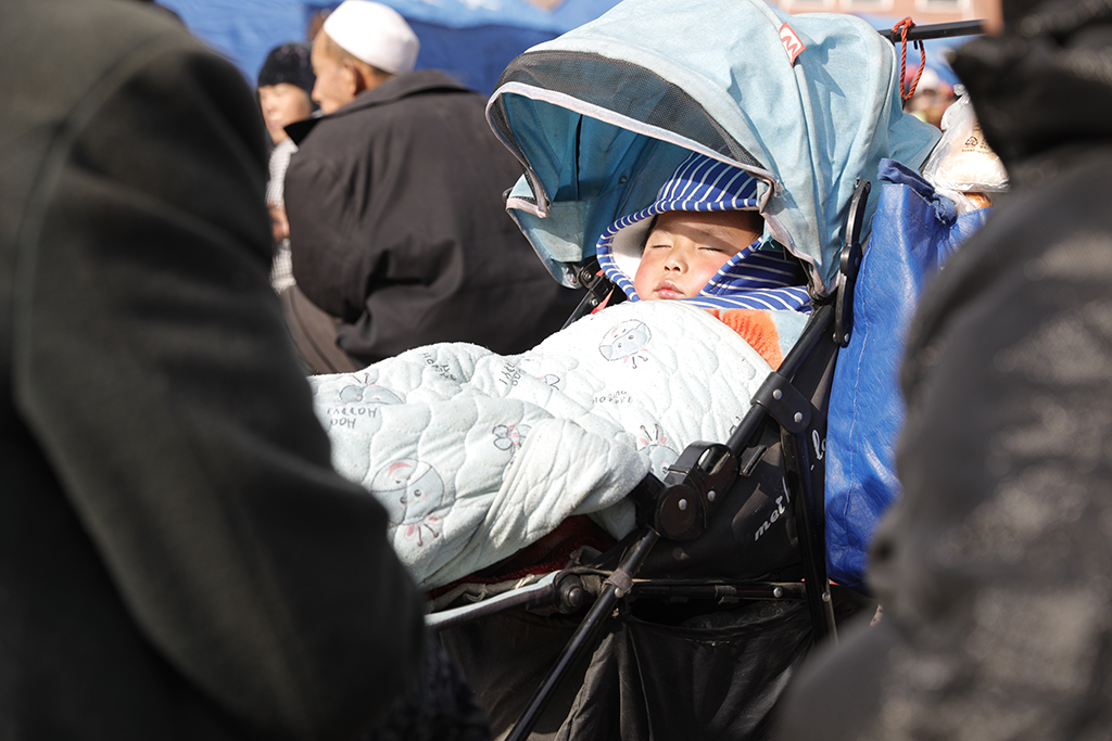 12月19日，在甘肅臨夏積石山縣大河家鎮大河村，小朋友在安置點睡午覺。新華社記者 方欣 攝