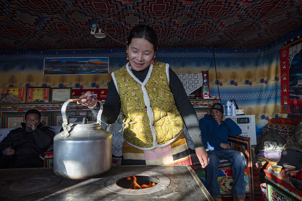尼瑪縣俄久鄉馬遷村牧民嘎宗在家中的牛糞爐上燒水（12月18日攝）。新華社記者 姜帆 攝