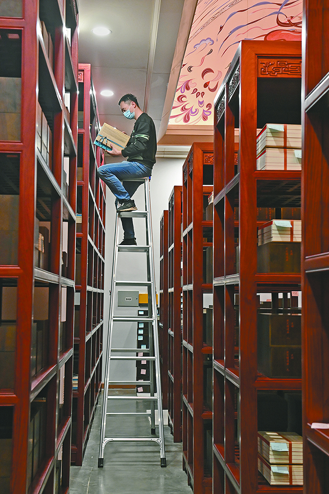 國家版本館中央總館，工作人員正在清點原大仿真影印本《四庫全書》。
