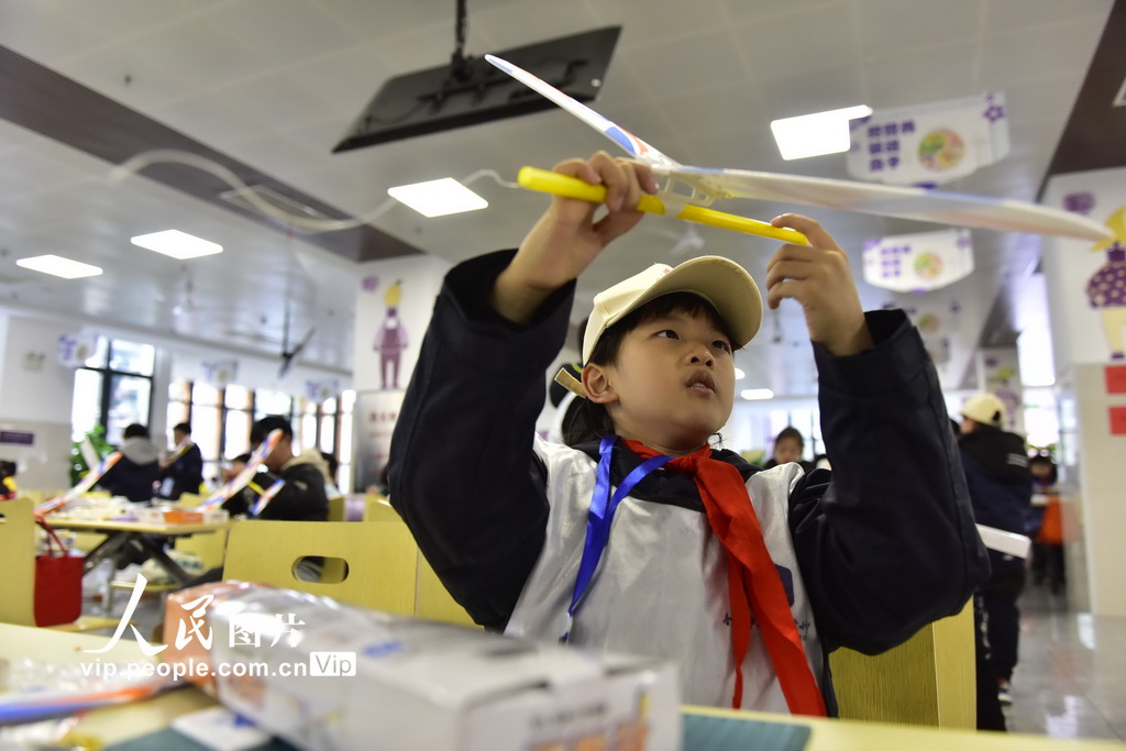 12月23日，在清華附中合肥學校，小選手在參加“輕騎士”飛機模型制作比賽。