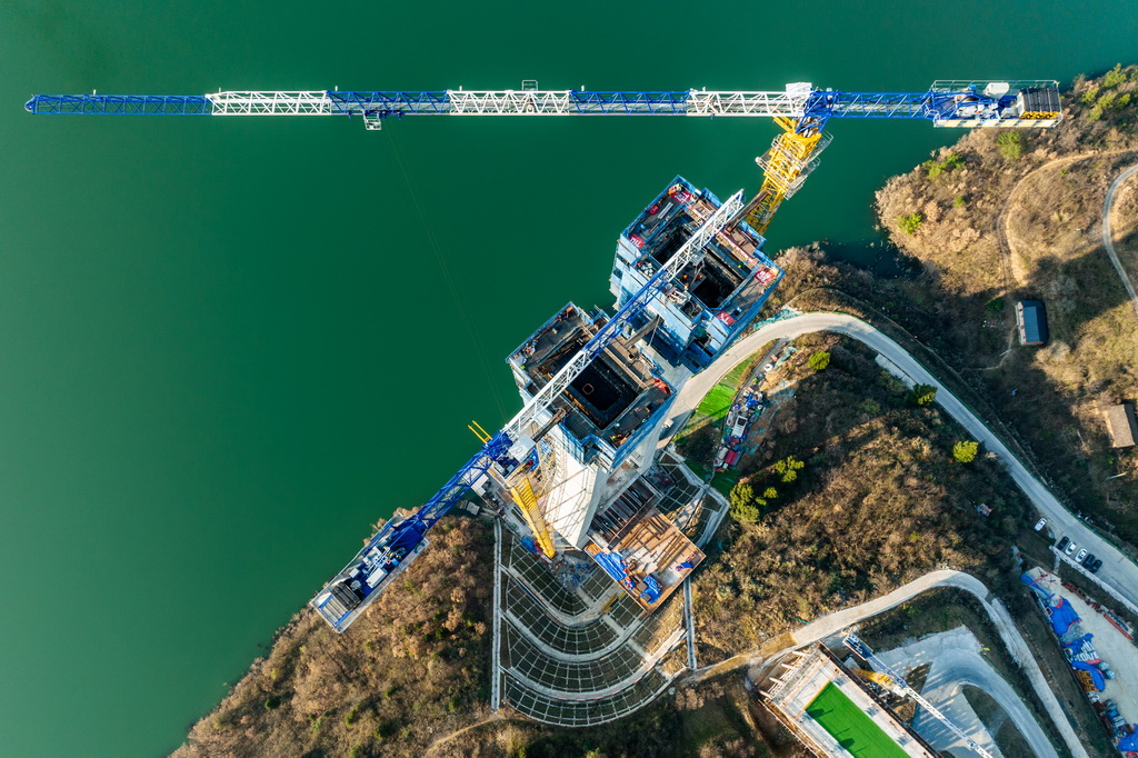12月24日拍攝的漢江特大橋P4主塔施工現場（無人機照片）。