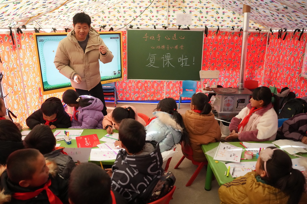 12月25日，在柳溝鄉斜套村一臨時教學點，老師在帳篷裡給學生們上心理輔導課。新華社記者 陳斌 攝