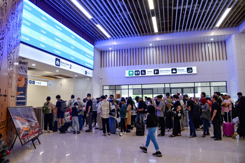 12月25日，乘客在印度尼西亞雅加達哈利姆站候車大廳排隊等候。
