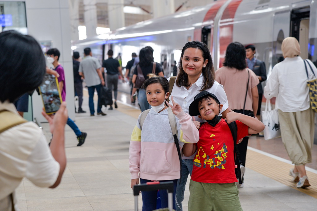 12月25日，乘客在印度尼西亞雅加達哈利姆站站台和雅萬高鐵高速動車組合影。