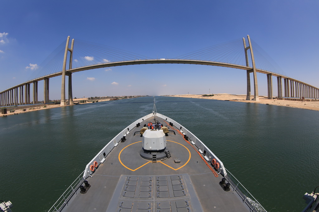 中國海軍第26批護航編隊航行通過蘇伊士運河（2017年9月2日攝）。新華社發（林健攝）
