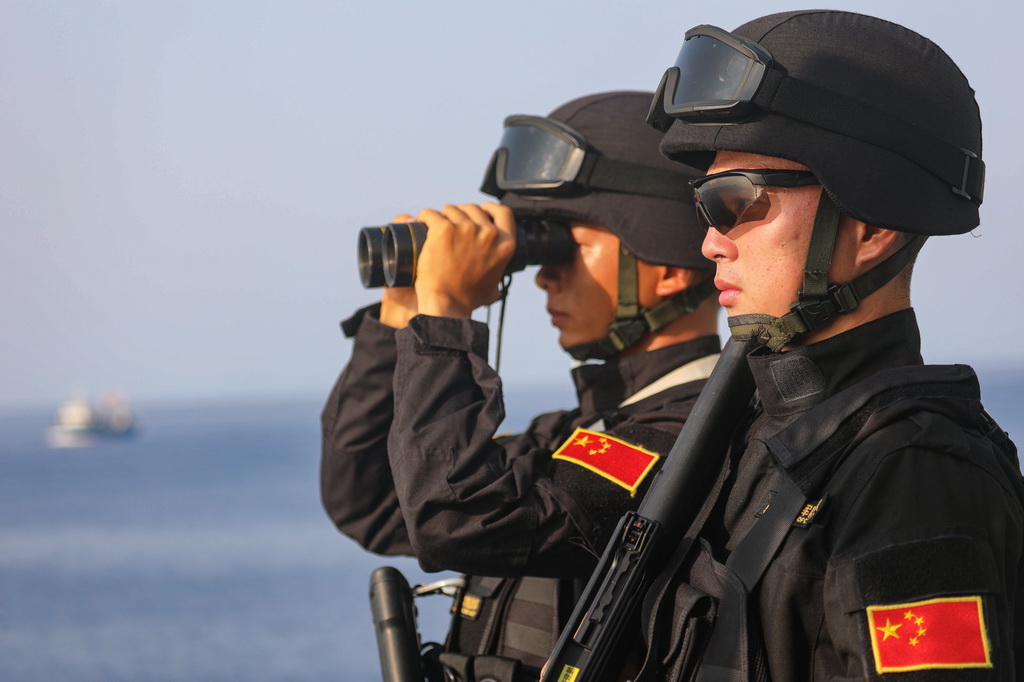 中國海軍第40批護航編隊岳陽艦特戰隊員在護航途中觀察警戒（2022年4月2日攝）。新華社發（唐文攝）