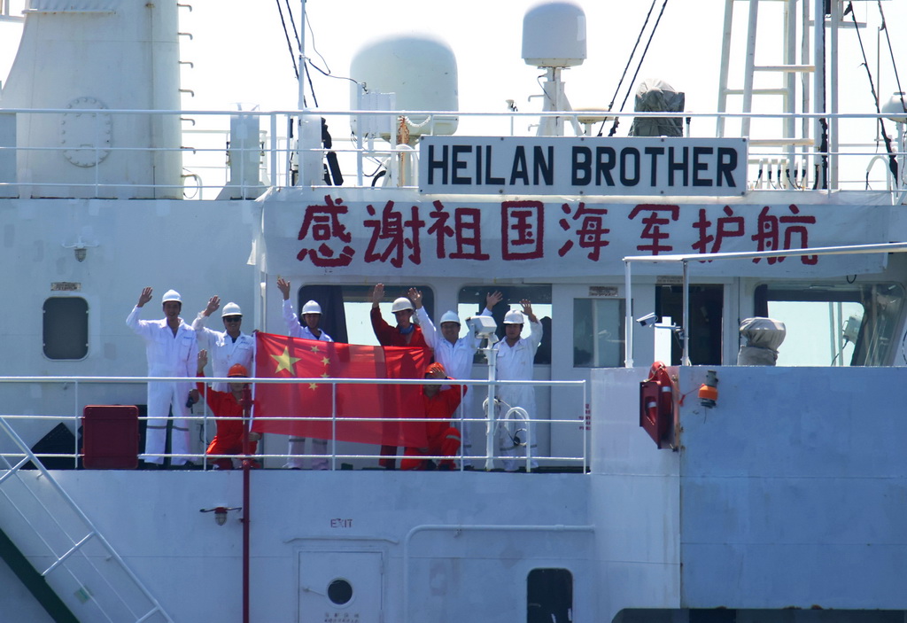 被護船舶懸挂起“感謝祖國海軍護航”的橫幅，向中國海軍第42批護航編隊揮手致意（2022年11月5日攝）。新華社發（馬玉彬攝）