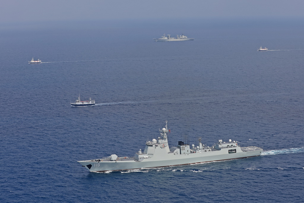 中國海軍第45批護航編隊烏魯木齊艦、東平湖艦為中國漁船護航（2023年10月20日攝）。新華社發（王遠方攝）