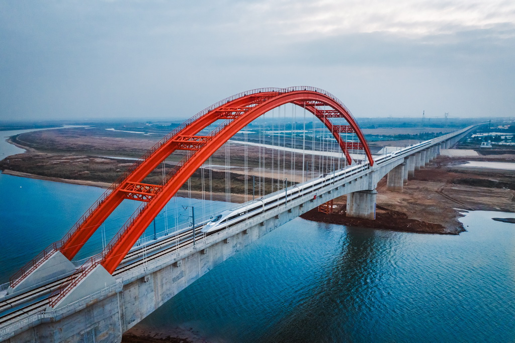 12月12日，試運行列車駛過杭州至南昌高鐵鄱陽湖特大橋（無人機照片）。新華社發（張萌飛 攝）