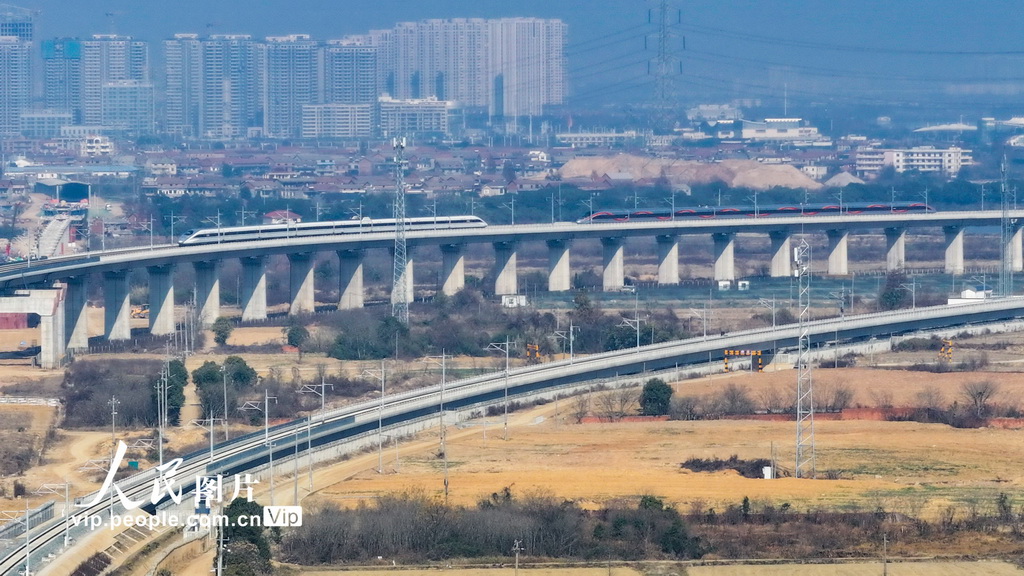 12月27日，執行杭昌高鐵黃山至南昌段首發任務的列車行駛在高鐵線上。