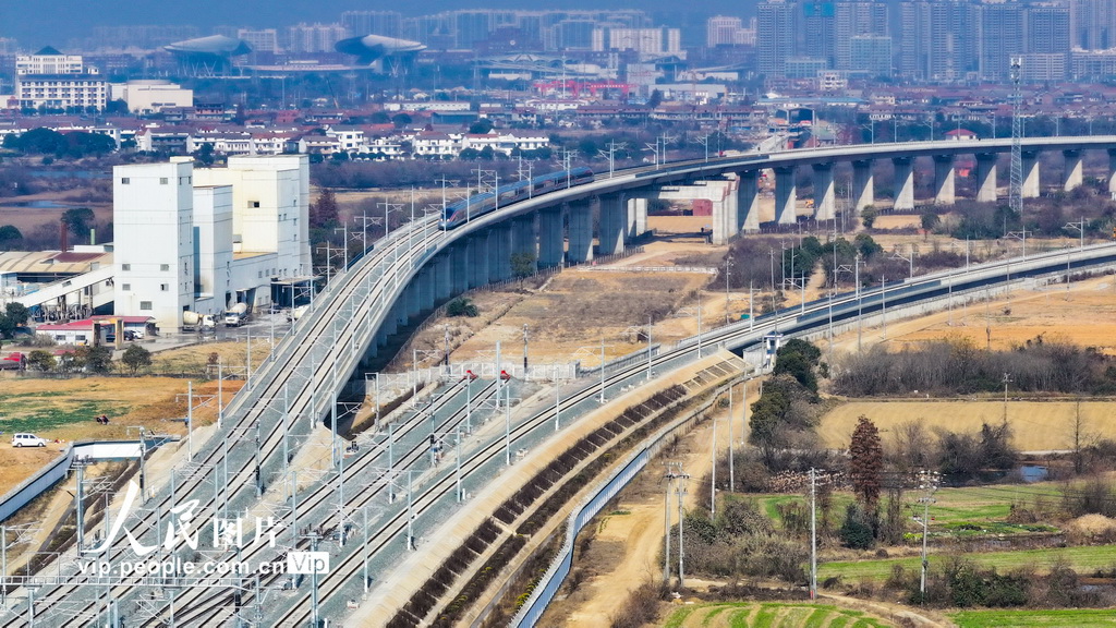 12月27日，执行杭昌高铁黄山至南昌段首发任务的列车行驶在高铁线上。