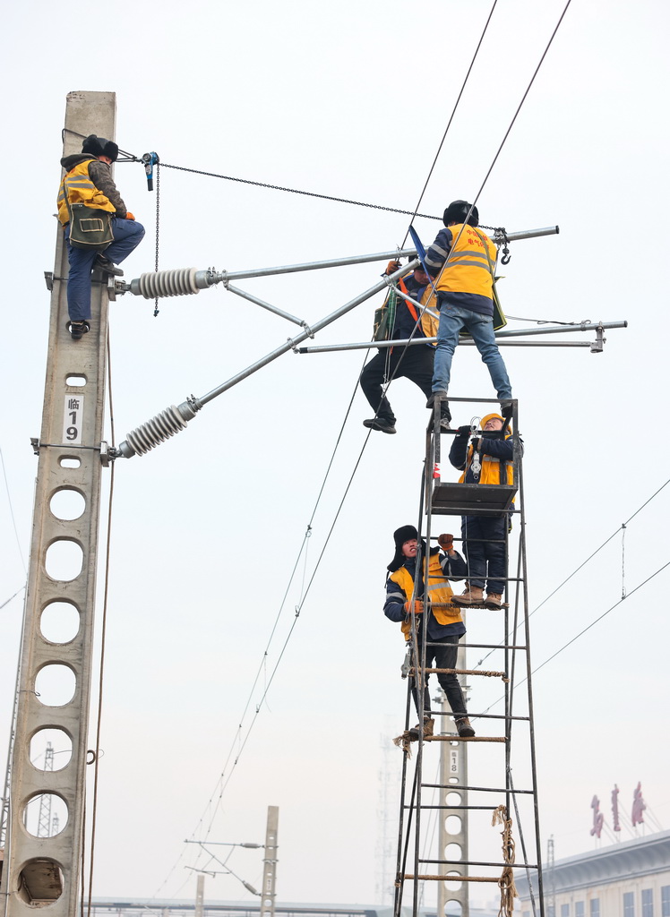 12月28日，建設者在包銀高鐵烏海站改造工程現場作業。新華社記者 王楷焱 攝