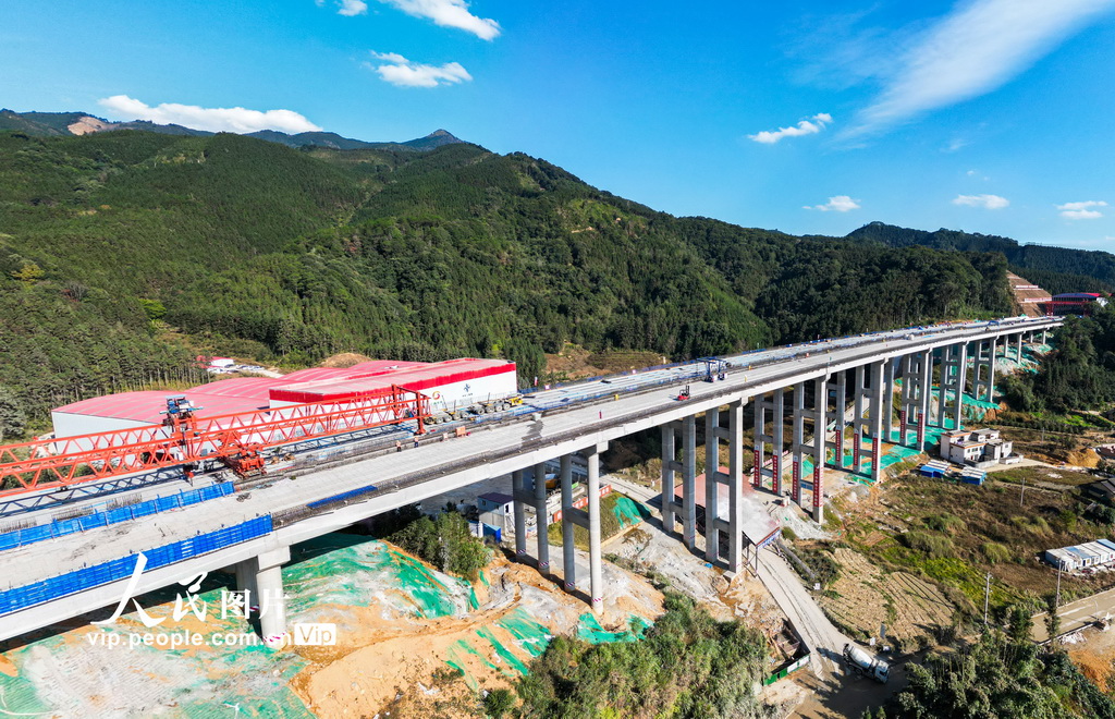 12月29日，施工单位在广东清远连山至广西贺州高速公路中邦大桥建设现场加紧施工作业。