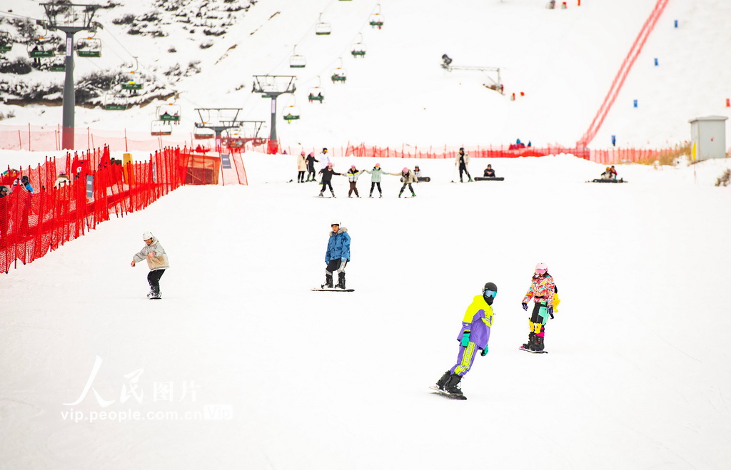 12月29日，新疆昌吉回族自治州阜康市天山天池國際滑雪場，游客在滑雪。