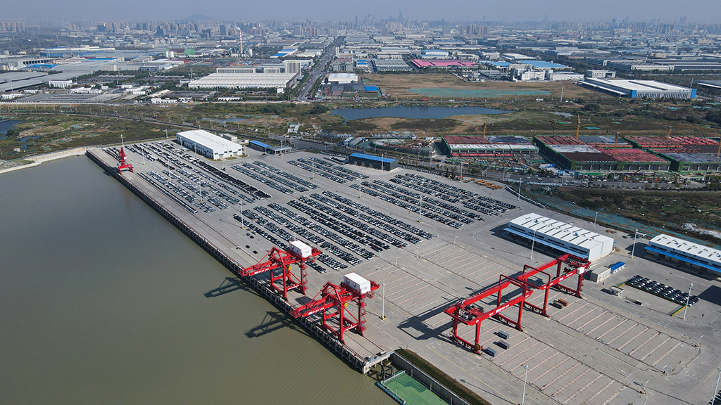 这是2022年10月11日拍摄的安徽合肥派河国际综合物流园港区码头（无人机照片）。新华社记者 杜宇 摄