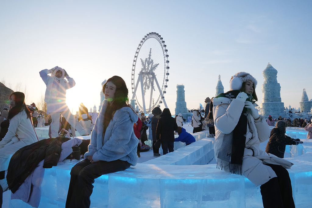 12月31日，游客在哈爾濱冰雪大世界園區內游玩、拍照。新華社記者 王建威 攝